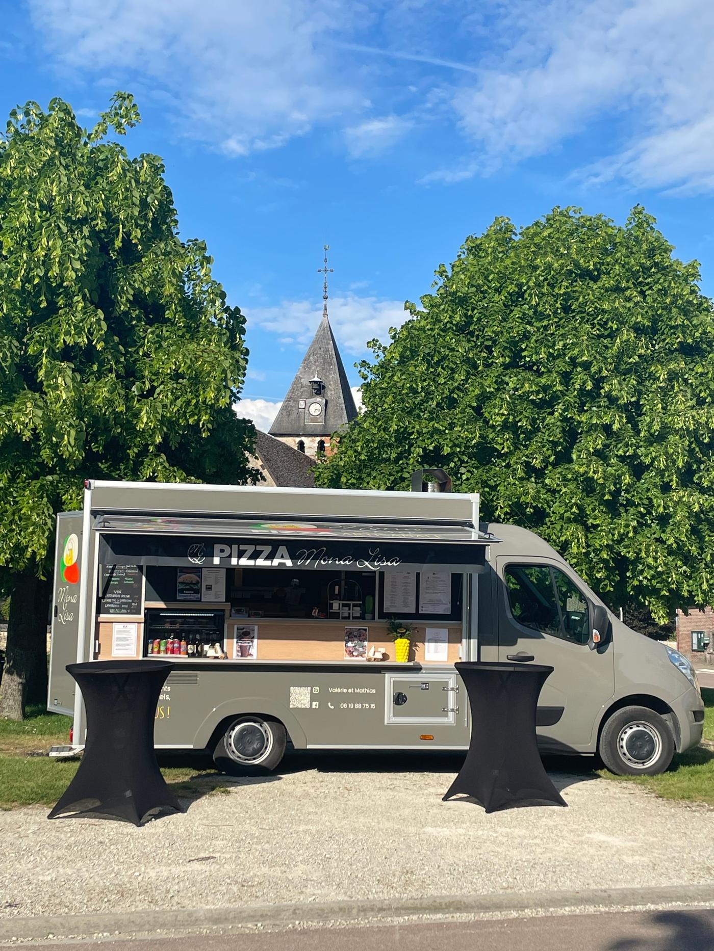 Le camion Mona Lisa devant l'église de Moussey