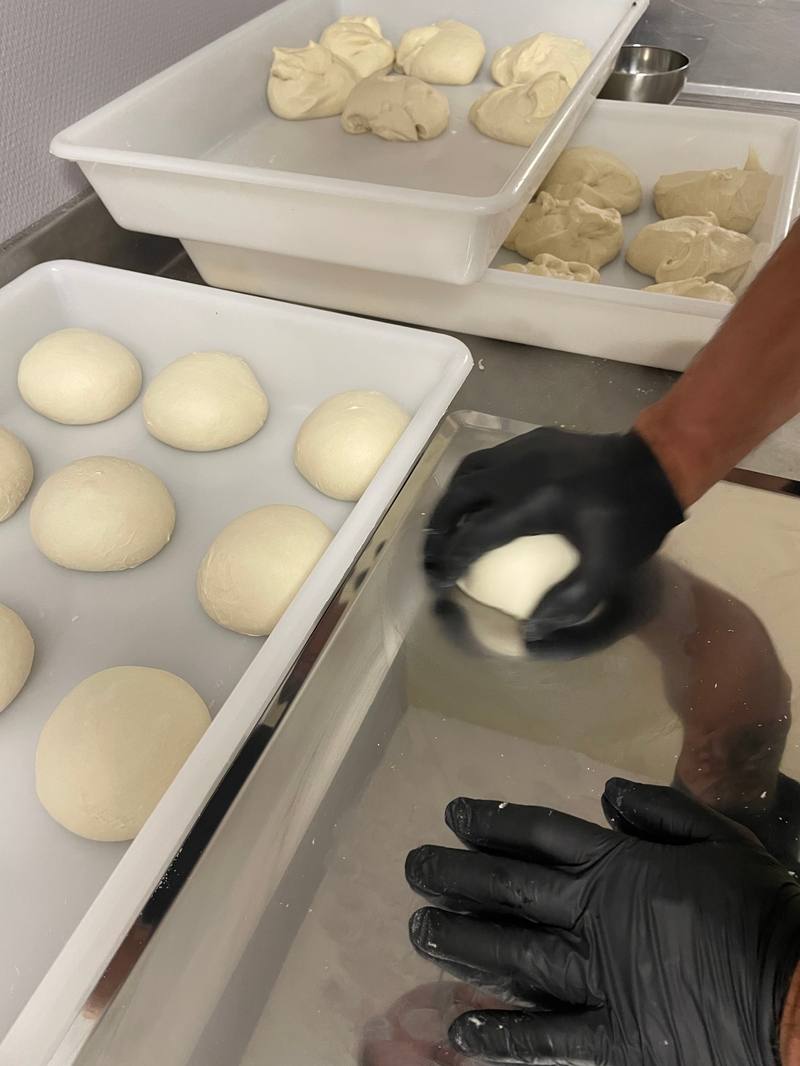 Pâtons boulés à la main